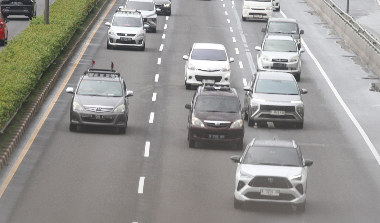 Kendaraan melintas di Jalur Tol Dalam Kota, Pancoran, Jakarta, Minggu (30/11/2025). (Beritanasional.com/Oke Atmaja)
