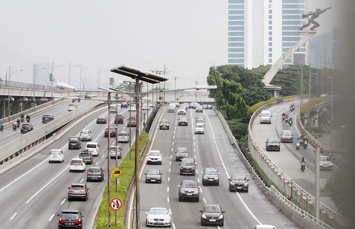 Kendaraan melintas di Jalur Tol Dalam Kota, Pancoran, Jakarta, Minggu (30/11/2025). (Beritanasional.com/Oke Atmaja)