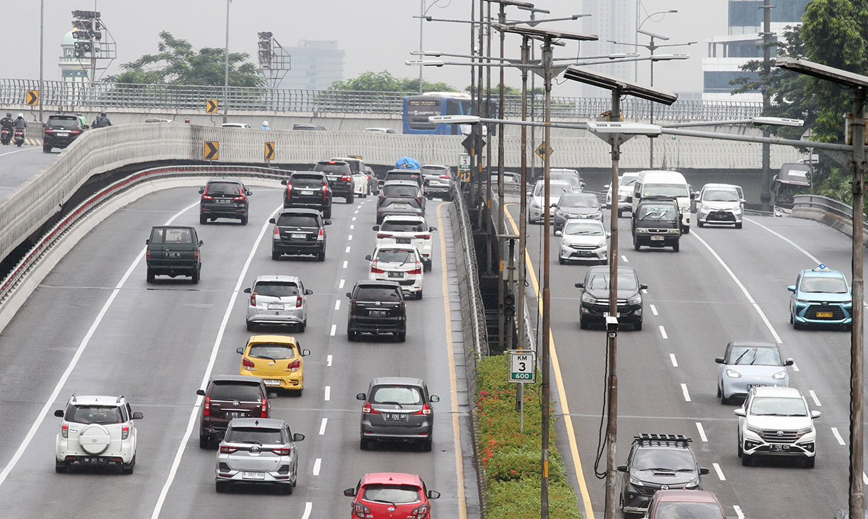 Kendaraan melintas di Jalur Tol Dalam Kota, Pancoran, Jakarta, Minggu (30/11/2025). (Beritanasional.com/Oke Atmaja)