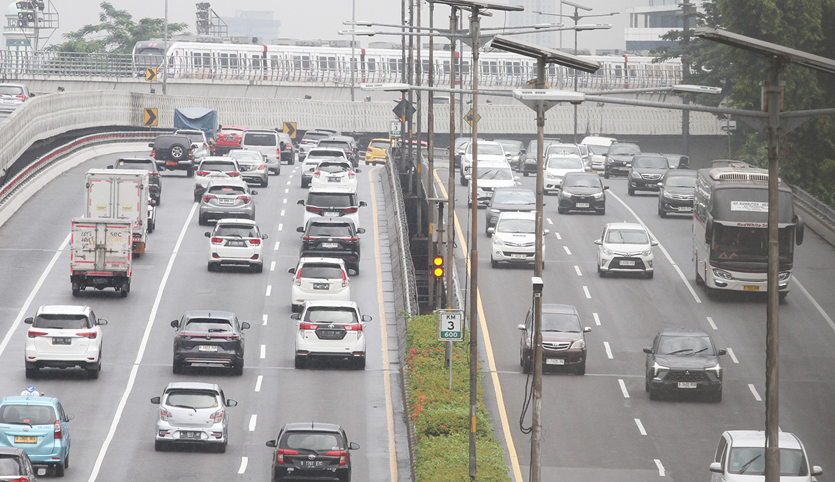Kendaraan melintas di Jalur Tol Dalam Kota, Pancoran, Jakarta, Minggu (30/11/2025). (Beritanasional.com/Oke Atmaja)