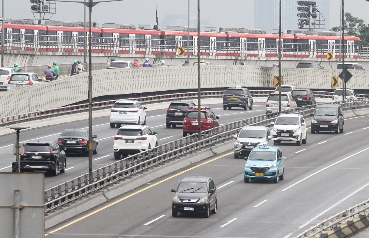 Kendaraan melintas di Jalur Tol Dalam Kota, Pancoran, Jakarta, Minggu (30/11/2025). (Beritanasional.com/Oke Atmaja)