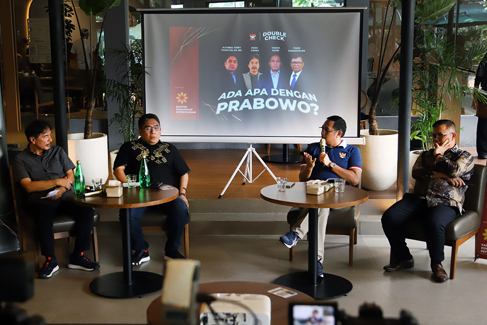 Diskusi "Ada Apa dengan Prabowo?" Ungkap Visioner Presiden Kepala Kantor Komunikasi Kepresidenan (Presidential Communication Office/PCO) Hasan Nasbi saat menjadi pembicara dalam agenda diskusi umum bertajuk "Ada Apa dengan Prabowo?" yang berlangsung di kawasan Menteng, Jakarta. (BeritaNasional/Elvis Sendouw)
