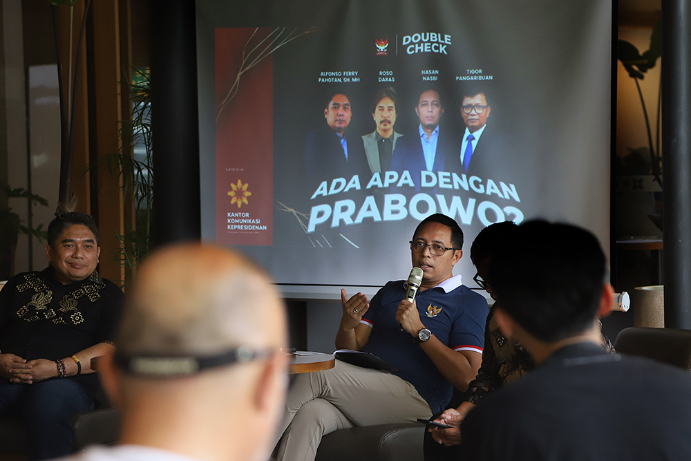 Diskusi "Ada Apa dengan Prabowo?" Ungkap Visioner Presiden Kepala Kantor Komunikasi Kepresidenan (Presidential Communication Office/PCO) Hasan Nasbi saat menjadi pembicara dalam agenda diskusi umum bertajuk "Ada Apa dengan Prabowo?" yang berlangsung di kawasan Menteng, Jakarta. (BeritaNasional/Elvis Sendouw)