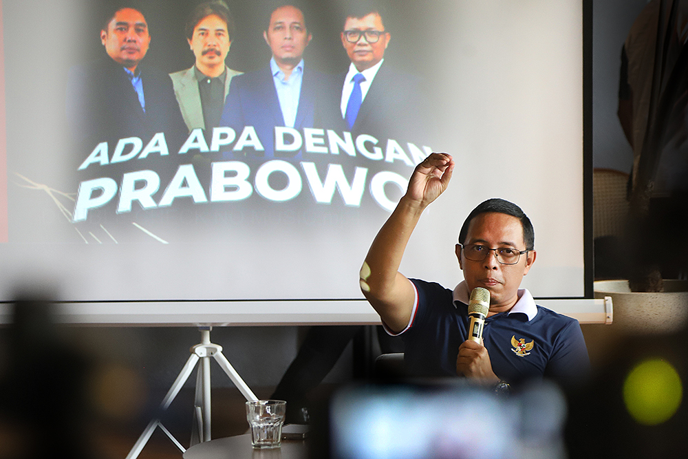 Diskusi "Ada Apa dengan Prabowo?" Ungkap Visioner Presiden Kepala Kantor Komunikasi Kepresidenan (Presidential Communication Office/PCO) Hasan Nasbi saat menjadi pembicara dalam agenda diskusi umum bertajuk "Ada Apa dengan Prabowo?" yang berlangsung di kawasan Menteng, Jakarta. (BeritaNasional/Elvis Sendouw)