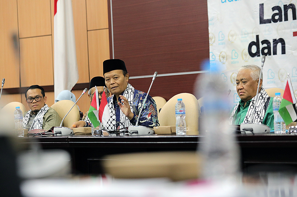 Lembaga kemanusiaan Adara Relief International bersama elemen Majelis Ulama Indonesia (MUI), legislatif, lembaga swadaya masyarakat, serta organisasi masyarakat mendesak pemerintah agar mengirim pasukan perdamaian ke Jalur Gaza, Palestina. (BeritaNasional/Elvis Sendouw)