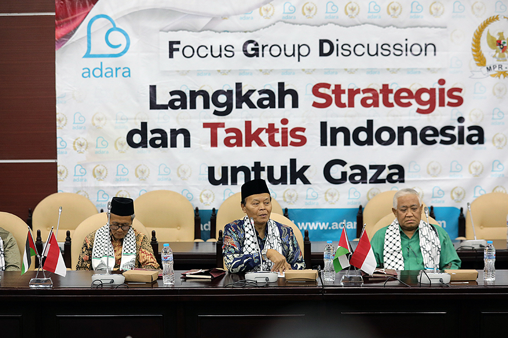 Lembaga kemanusiaan Adara Relief International bersama elemen Majelis Ulama Indonesia (MUI), legislatif, lembaga swadaya masyarakat, serta organisasi masyarakat mendesak pemerintah agar mengirim pasukan perdamaian ke Jalur Gaza, Palestina. (BeritaNasional/Elvis Sendouw)