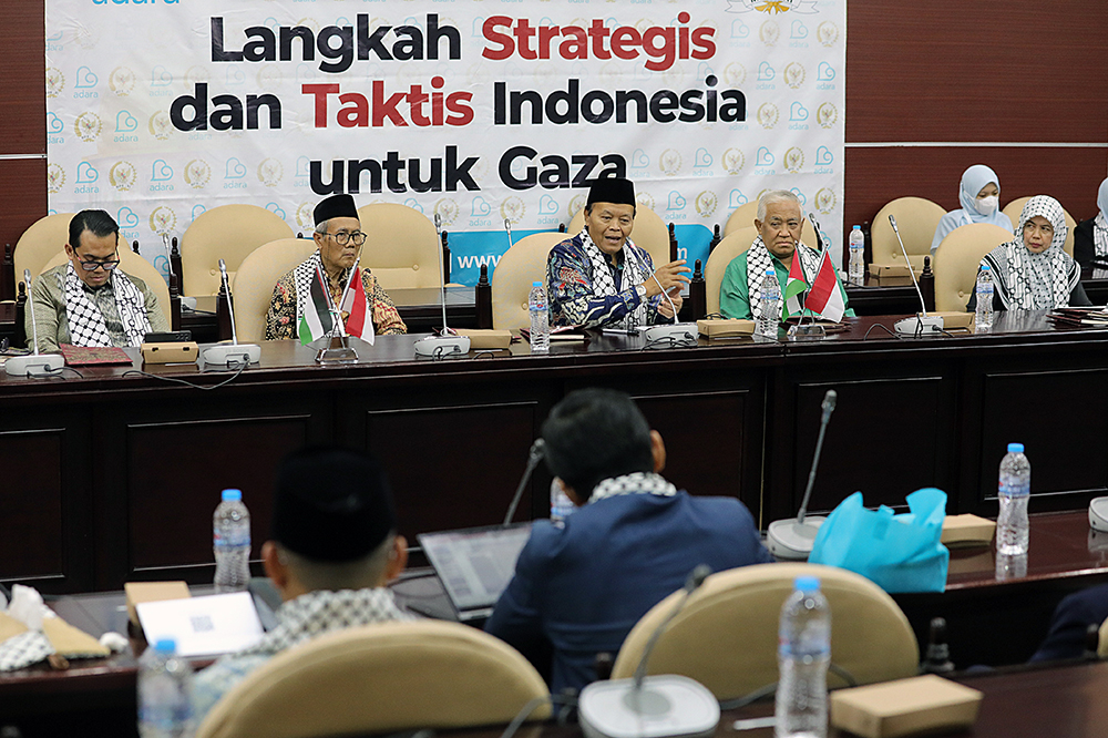 Lembaga kemanusiaan Adara Relief International bersama elemen Majelis Ulama Indonesia (MUI), legislatif, lembaga swadaya masyarakat, serta organisasi masyarakat mendesak pemerintah agar mengirim pasukan perdamaian ke Jalur Gaza, Palestina. (BeritaNasional/Elvis Sendouw)