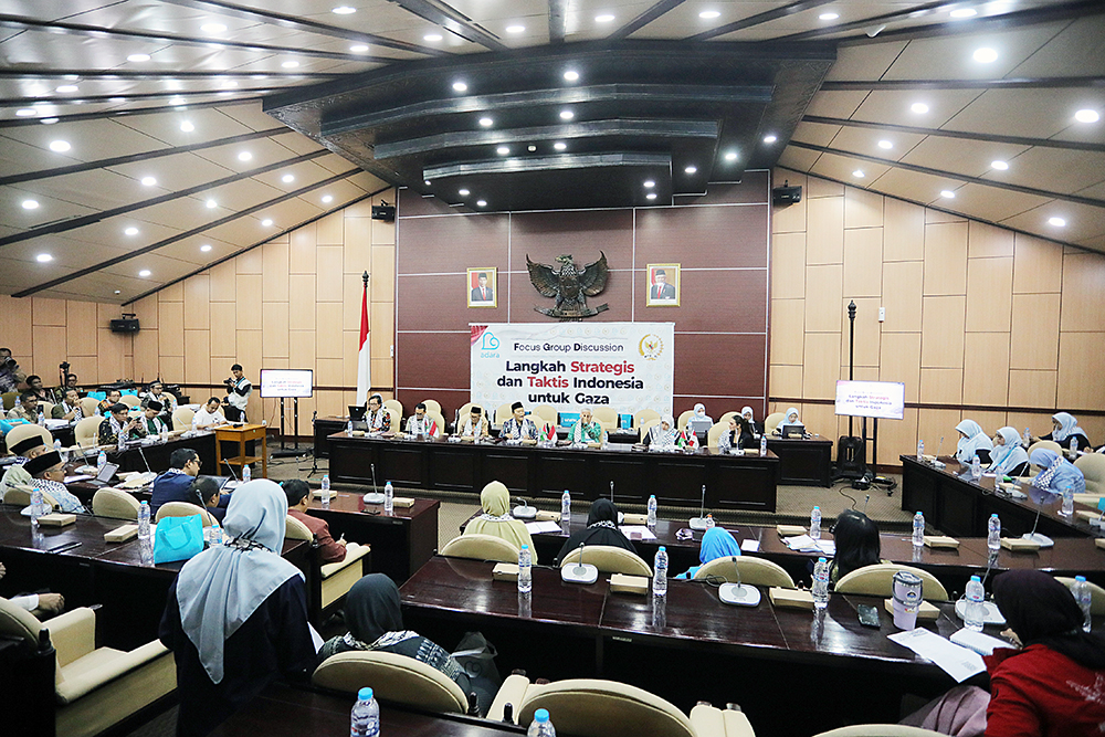 Lembaga kemanusiaan Adara Relief International bersama elemen Majelis Ulama Indonesia (MUI), legislatif, lembaga swadaya masyarakat, serta organisasi masyarakat mendesak pemerintah agar mengirim pasukan perdamaian ke Jalur Gaza, Palestina. (BeritaNasional/Elvis Sendouw)