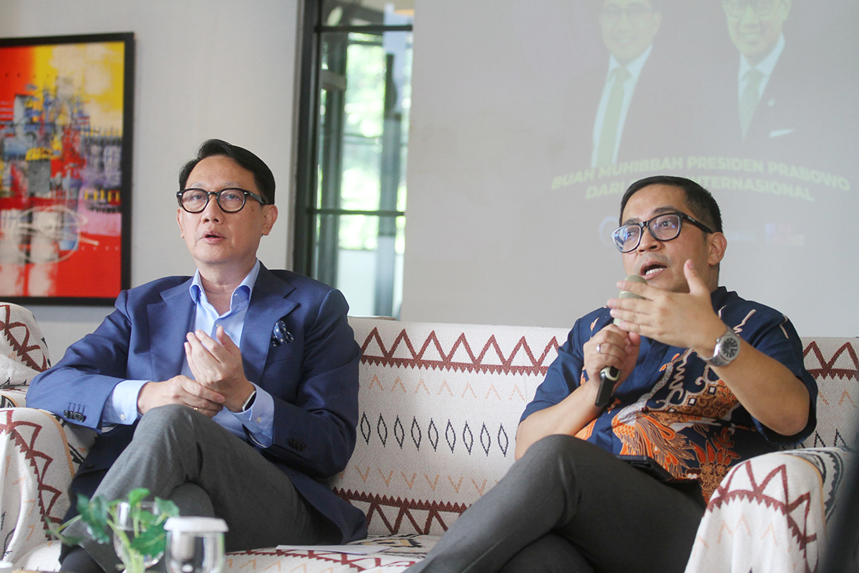 Diskusi "Buah Muhibah Presiden Prabowo dari Dunia Internasional". Menteri Wakil Luar Negeri RI Arif Havas Oegroseno(kiri)Komunikasi Kepresidenan Tenaga Ahli Utama (PCO) Philip J Vermonte (kanan) menyampaikan paparannya dalam diskusi bertajuk Double Check digagas DPP Gempita (Gerakan Milenial Pencinta Tanah Air) di Jakarta, Sabtu (19/7/2025).(Beritanasional.com/Oke Atmaja)