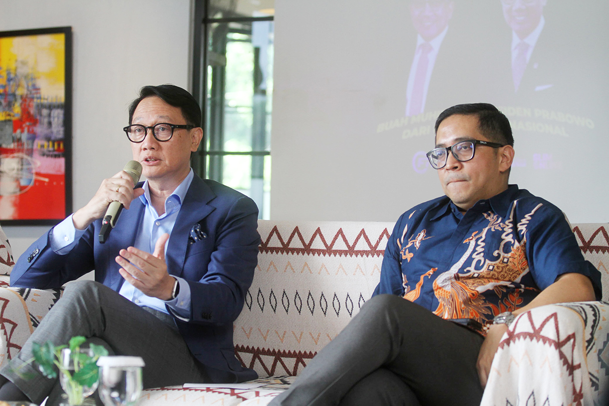 Diskusi "Buah Muhibah Presiden Prabowo dari Dunia Internasional". Menteri Wakil Luar Negeri RI Arif Havas Oegroseno(kiri)Komunikasi Kepresidenan Tenaga Ahli Utama (PCO) Philip J Vermonte (kanan) menyampaikan paparannya dalam diskusi bertajuk Double Check digagas DPP Gempita (Gerakan Milenial Pencinta Tanah Air) di Jakarta, Sabtu (19/7/2025).(Beritanasional.com/Oke Atmaja)