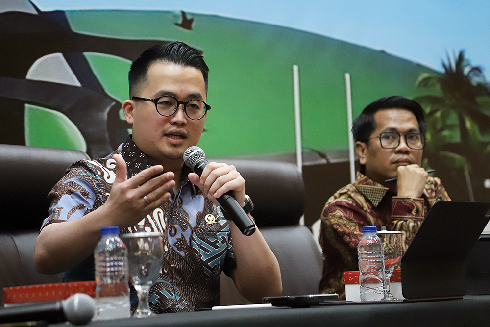 Diskusi Dialektika KWP Bersama DPR Bahas RUU Penyiaran Anggota Komisi I Fraksi Golkar DPR RI, Abraham Sridjaja (kiri) saat menyampaikan paparannya. (BeritaNasional/Elvis Sendouw)