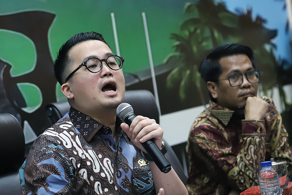 Diskusi Dialektika KWP Bersama DPR Bahas RUU Penyiaran Anggota Komisi I Fraksi Golkar DPR RI, Abraham Sridjaja (kiri) saat menyampaikan paparannya. (BeritaNasional/Elvis Sendouw)