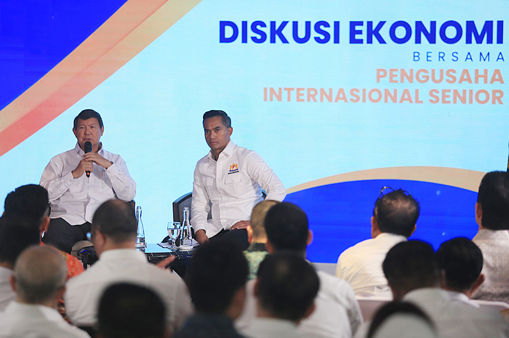 Ketua Dewan Penasihat Kamar Dagang dan Industri (Kadin) Indonesia Hashim Djojohadikusumo (kiri) bersama Ketua Umum Kadin versi Munaslub Anindya Bakrie (kanan) saat Diskusi Ekonomi KADIN. (BeritaNasional/Elvis Sendouw)