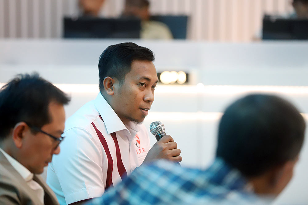Petugas PT KAI menggunakan alat berat melakukan pemadatan batu kerikil rel kereta,Jakarta, Selasa (11/11/2025).  (Beritanasional.com/Oke Atmaja)
