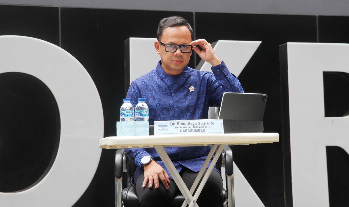 Ketua Bawaslu Rahmat Bagja, Ketua KPU RI Mochammad Afifuddin, Wakil Ketua Komisi II DPR RI Dede Yusuf, Wasekjen Partai Demokrat Jansen Sitindaon, Wamendagri Bima Arya, Direktur Eksekutif Indikator Burhanuddin Muhtadi, Peneliti Perludem Titi Anggraini menjadi narasumber pada forum diskusi di Kantor DPP Partai Demokrat, Jakarta, Senin (19/5/2025).  (Beritanasional.com/oke Atmaja)