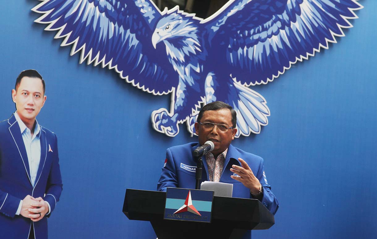 Ketua Bawaslu Rahmat Bagja, Ketua KPU RI Mochammad Afifuddin, Wakil Ketua Komisi II DPR RI Dede Yusuf, Wasekjen Partai Demokrat Jansen Sitindaon, Wamendagri Bima Arya, Direktur Eksekutif Indikator Burhanuddin Muhtadi, Peneliti Perludem Titi Anggraini menjadi narasumber pada forum diskusi di Kantor DPP Partai Demokrat, Jakarta, Senin (19/5/2025).  (Beritanasional.com/oke Atmaja)