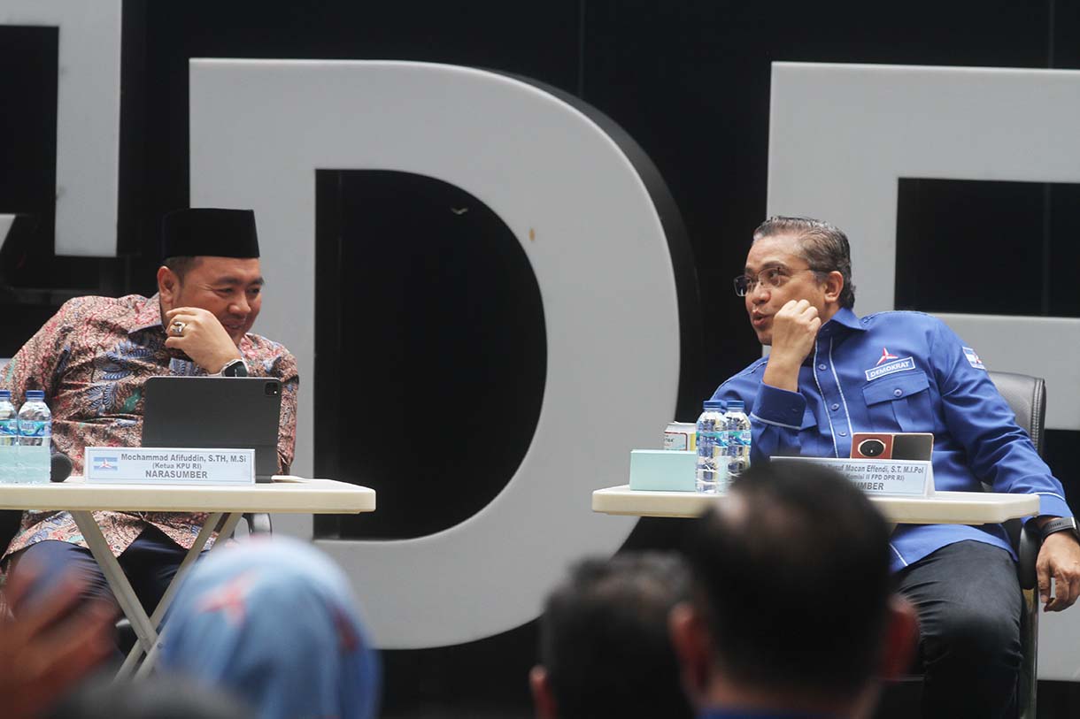 Ketua Bawaslu Rahmat Bagja, Ketua KPU RI Mochammad Afifuddin, Wakil Ketua Komisi II DPR RI Dede Yusuf, Wasekjen Partai Demokrat Jansen Sitindaon, Wamendagri Bima Arya, Direktur Eksekutif Indikator Burhanuddin Muhtadi, Peneliti Perludem Titi Anggraini menjadi narasumber pada forum diskusi di Kantor DPP Partai Demokrat, Jakarta, Senin (19/5/2025).  (Beritanasional.com/oke Atmaja)