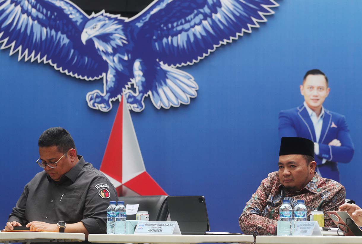 Ketua Bawaslu Rahmat Bagja, Ketua KPU RI Mochammad Afifuddin, Wakil Ketua Komisi II DPR RI Dede Yusuf, Wasekjen Partai Demokrat Jansen Sitindaon, Wamendagri Bima Arya, Direktur Eksekutif Indikator Burhanuddin Muhtadi, Peneliti Perludem Titi Anggraini menjadi narasumber pada forum diskusi di Kantor DPP Partai Demokrat, Jakarta, Senin (19/5/2025).  (Beritanasional.com/oke Atmaja)