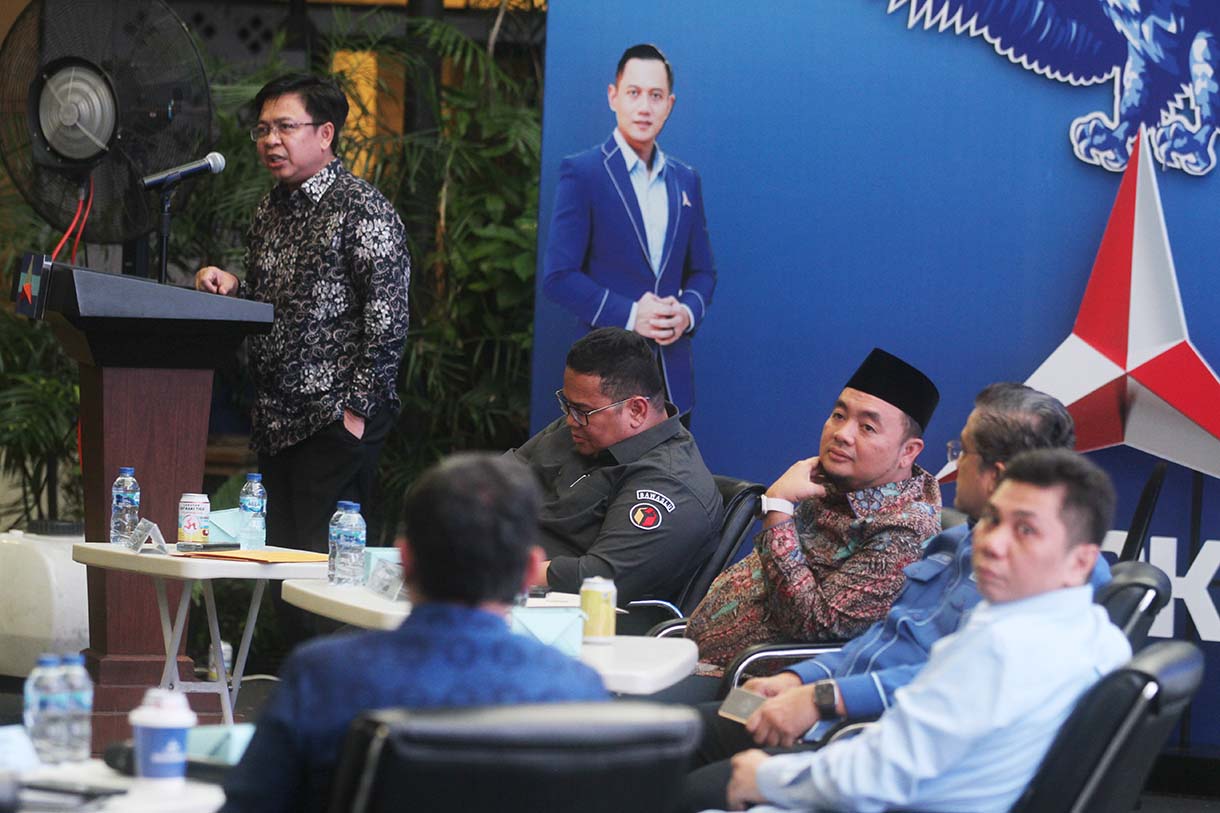 Ketua Bawaslu Rahmat Bagja, Ketua KPU RI Mochammad Afifuddin, Wakil Ketua Komisi II DPR RI Dede Yusuf, Wasekjen Partai Demokrat Jansen Sitindaon, Wamendagri Bima Arya, Direktur Eksekutif Indikator Burhanuddin Muhtadi, Peneliti Perludem Titi Anggraini menjadi narasumber pada forum diskusi di Kantor DPP Partai Demokrat, Jakarta, Senin (19/5/2025).  (Beritanasional.com/oke Atmaja)