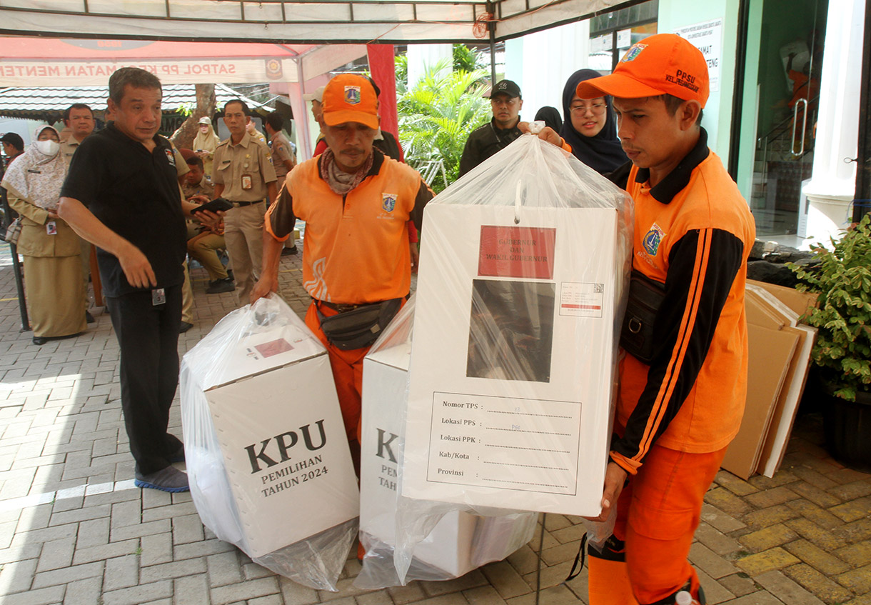 Petugas Pasukan mengangkat kotak suara berisi logistik Pilkada 2024 ke atas mobil bak di Kantor Kecamatan Menteng, Jakarta Pusat, Selasa (26/11/2024). (BeritaNasional.com/Oke Atmaja)