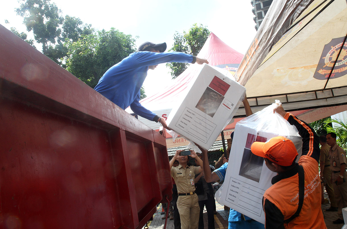 Petugas Pasukan mengangkat kotak suara berisi logistik Pilkada 2024 ke atas mobil bak di Kantor Kecamatan Menteng, Jakarta Pusat, Selasa (26/11/2024). (BeritaNasional.com/Oke Atmaja)