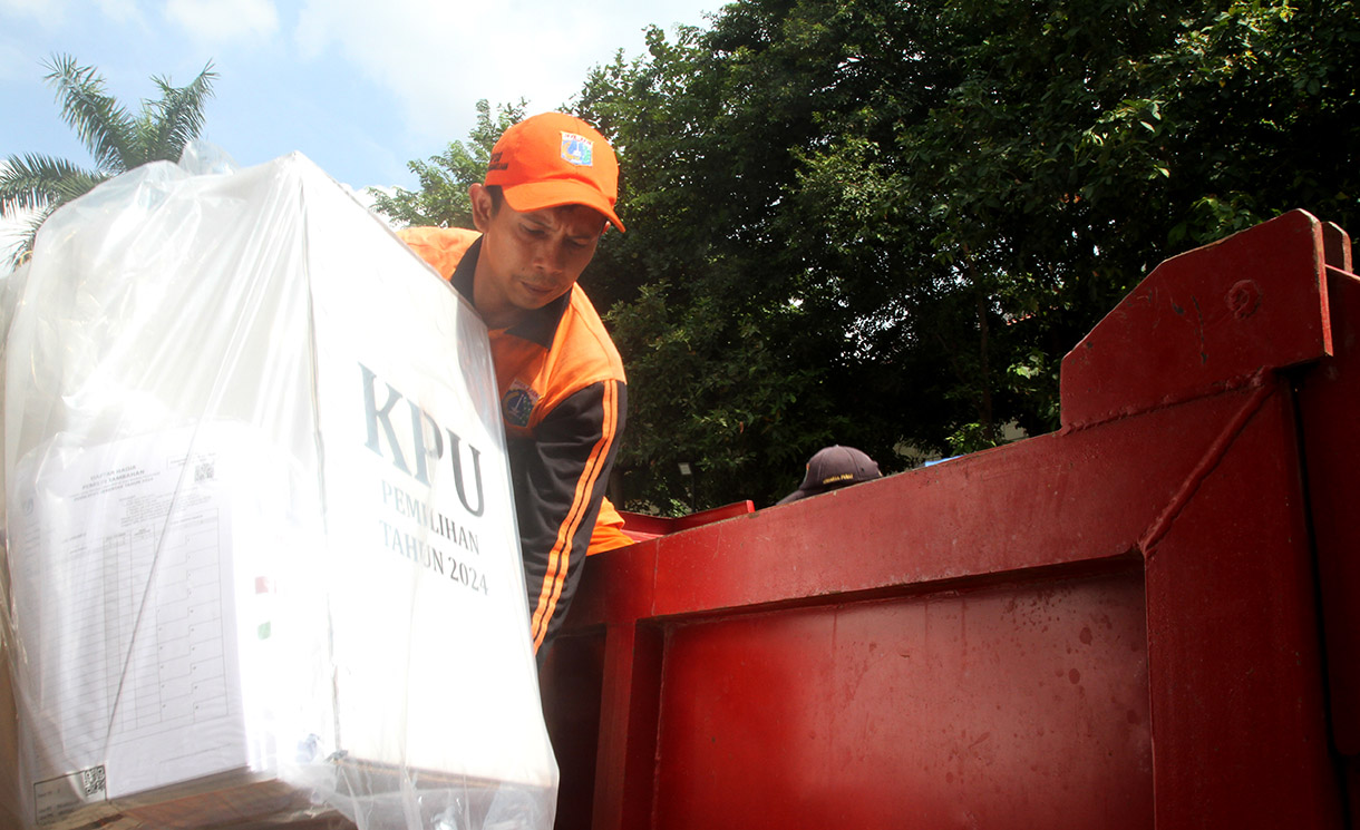 Petugas Pasukan mengangkat kotak suara berisi logistik Pilkada 2024 ke atas mobil bak di Kantor Kecamatan Menteng, Jakarta Pusat, Selasa (26/11/2024). (BeritaNasional.com/Oke Atmaja)