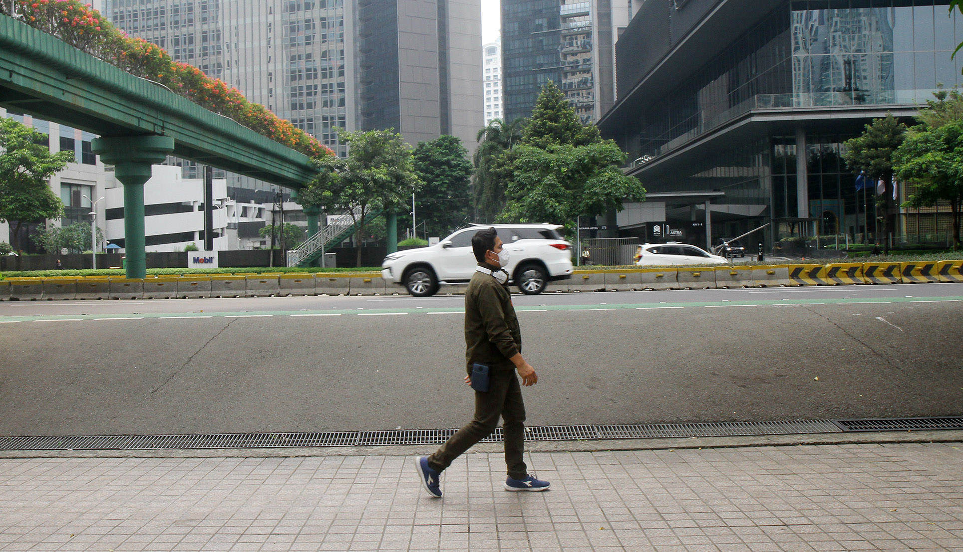 Sejumlah jalan protokol terlihat lengang dari kemacetan di sejumlah kawasan Jakarta, Selasa (9/4/2024). (BeritaNasional/Oke Atmaja)