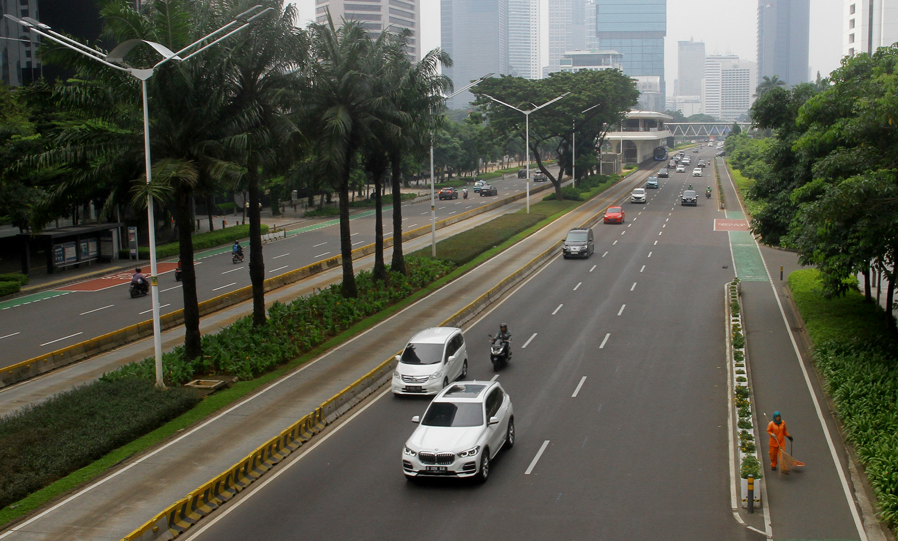 Sejumlah jalan protokol terlihat lengang dari kemacetan di sejumlah kawasan Jakarta, Selasa (9/4/2024). (BeritaNasional/Oke Atmaja)