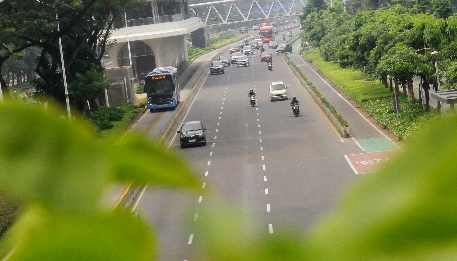 Sejumlah jalan protokol terlihat lengang dari kemacetan di sejumlah kawasan Jakarta, Selasa (9/4/2024). (BeritaNasional/Oke Atmaja)