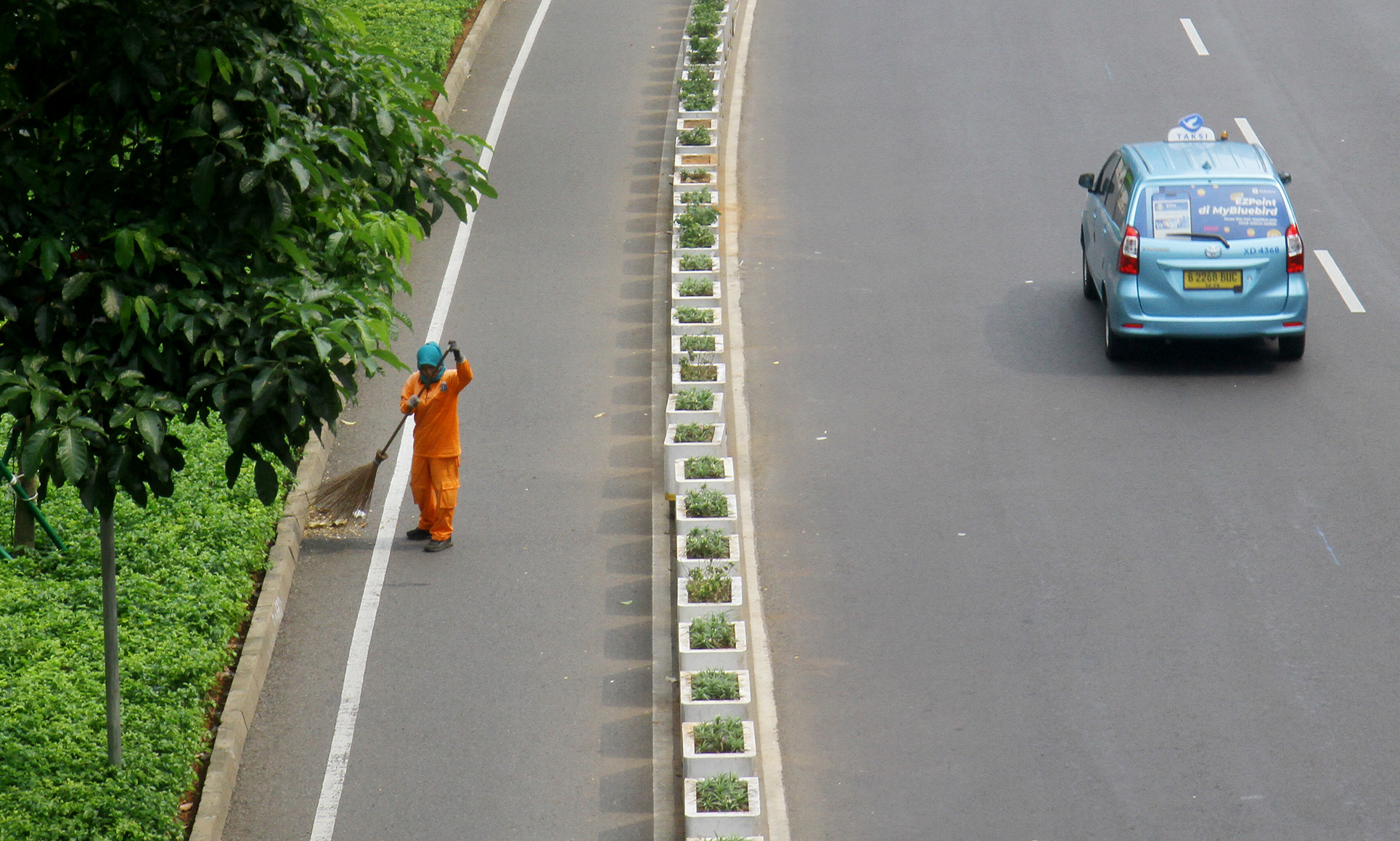 Sejumlah jalan protokol terlihat lengang dari kemacetan di sejumlah kawasan Jakarta, Selasa (9/4/2024). (BeritaNasional/Oke Atmaja)