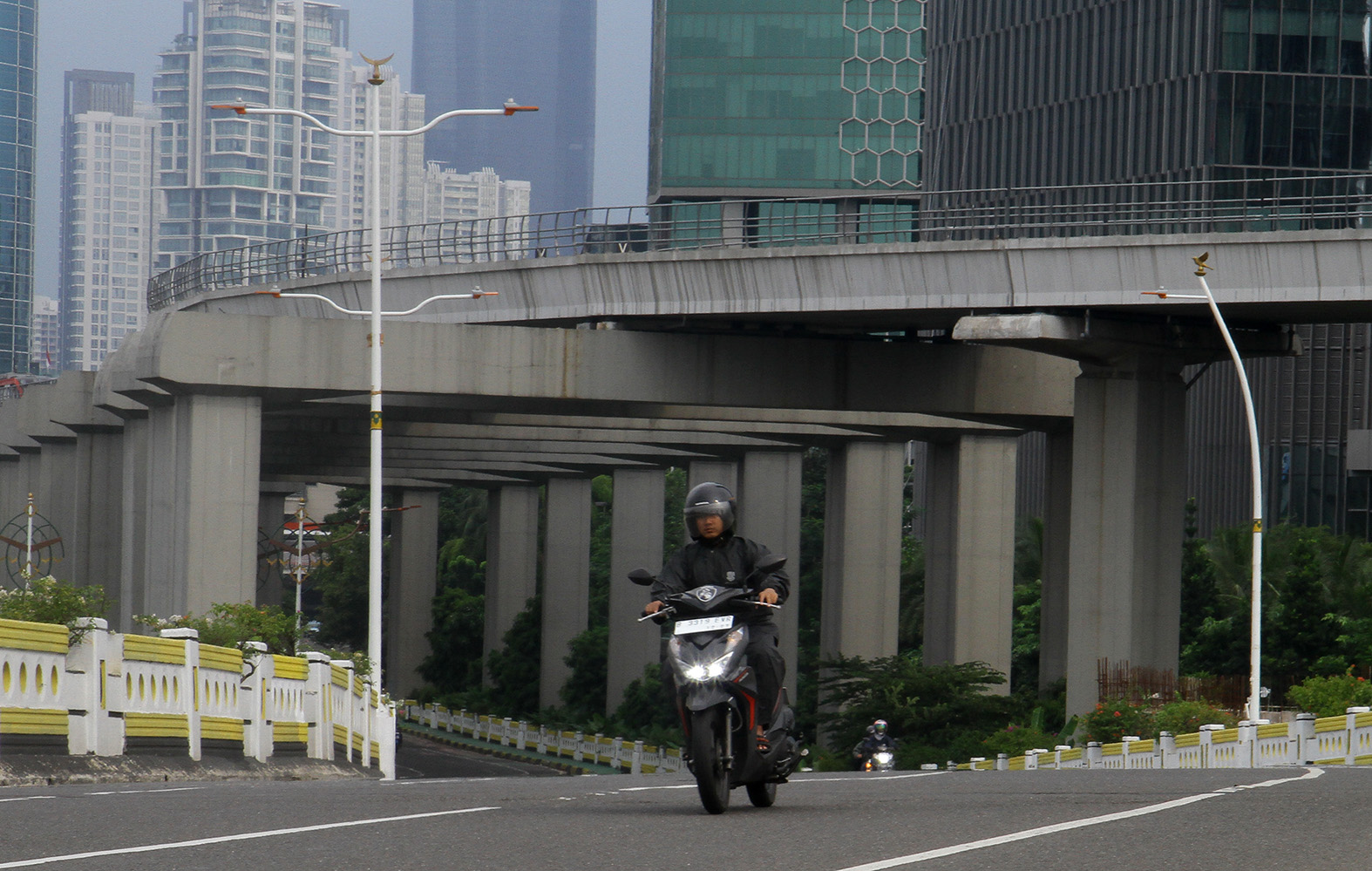 Sejumlah jalan protokol terlihat lengang dari kemacetan di sejumlah kawasan Jakarta, Selasa (9/4/2024). (BeritaNasional/Oke Atmaja)