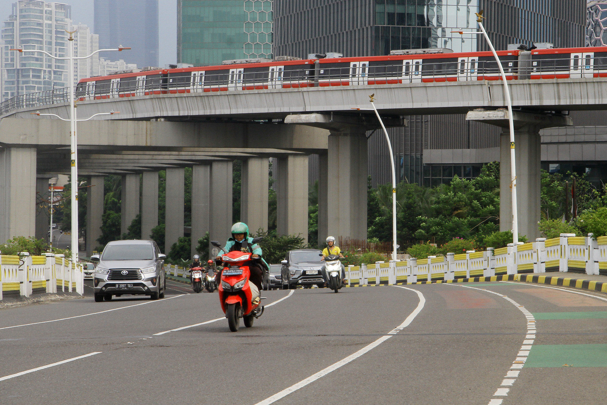 Sejumlah jalan protokol terlihat lengang dari kemacetan di sejumlah kawasan Jakarta, Selasa (9/4/2024). (BeritaNasional/Oke Atmaja)