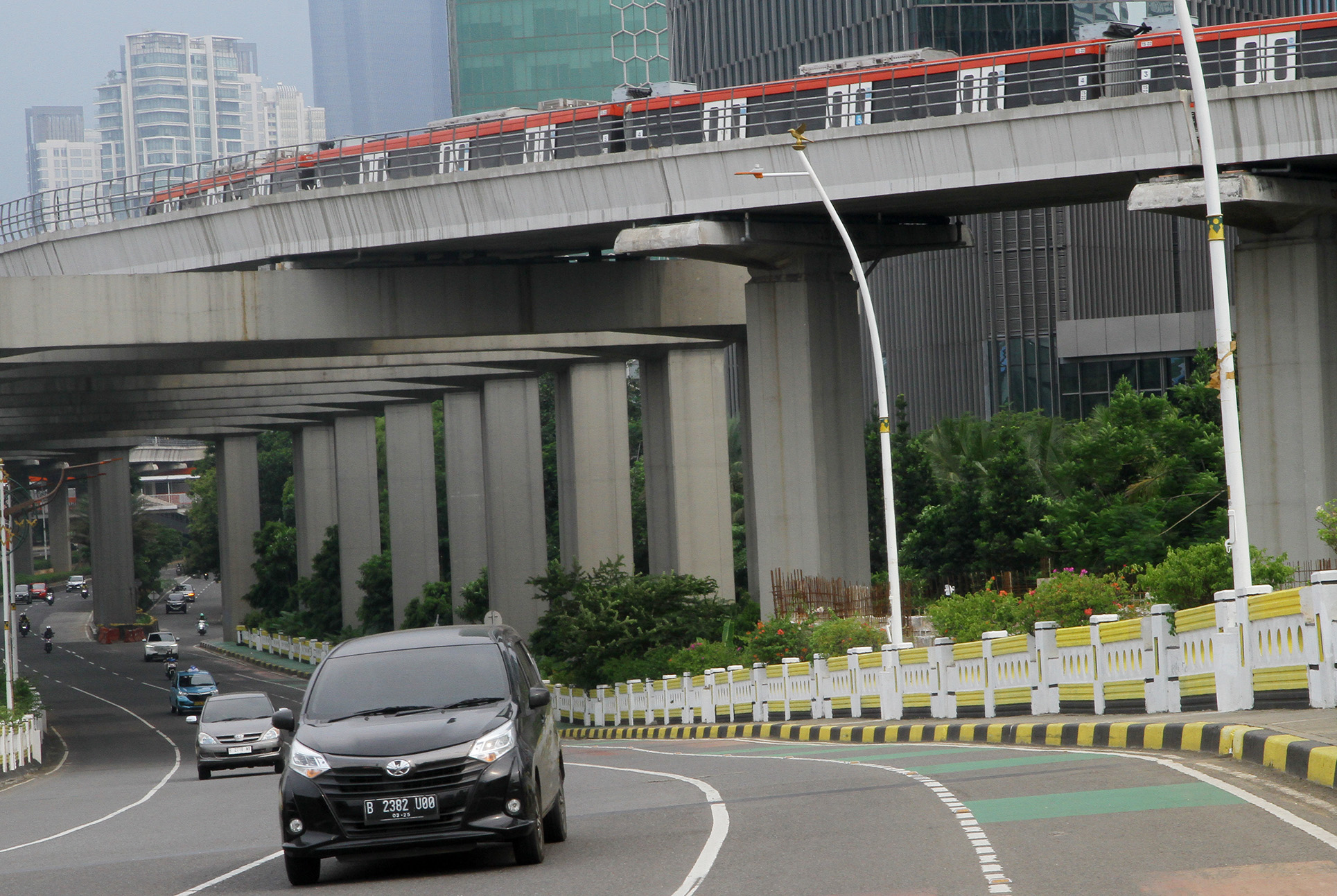 Sejumlah jalan protokol terlihat lengang dari kemacetan di sejumlah kawasan Jakarta, Selasa (9/4/2024). (BeritaNasional/Oke Atmaja)