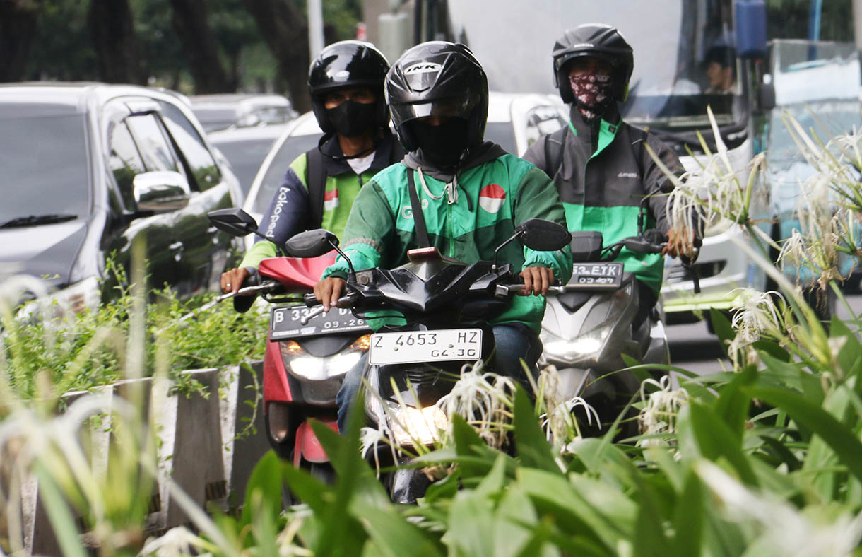 Kendaraan terjebak kemacetan di Jalan Jenderal Sudirman, Jakarta, Selasa (12/11/2025). (Beritanasional.com/Oke Atmaja)
