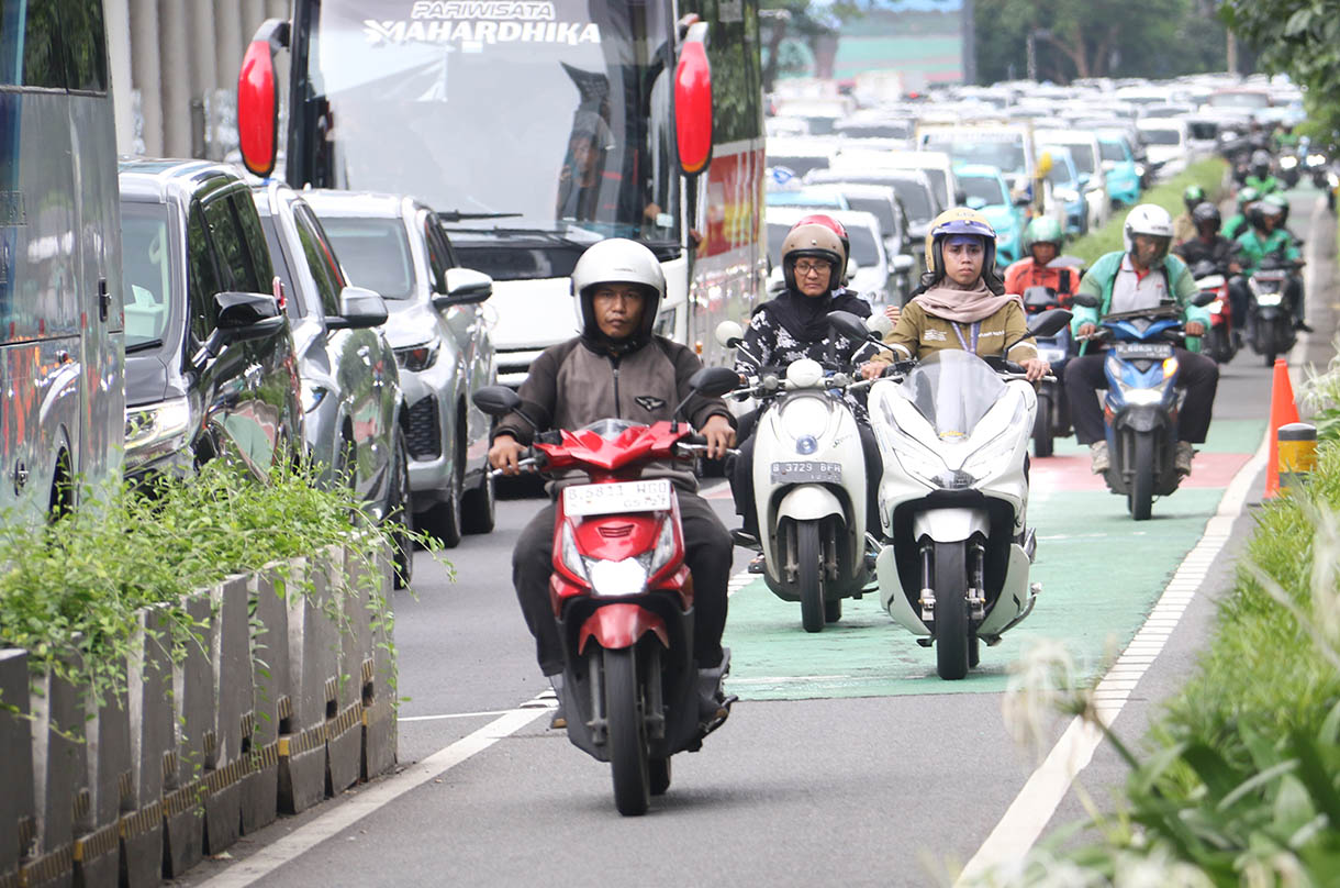 Kendaraan terjebak kemacetan di Jalan Jenderal Sudirman, Jakarta, Selasa (12/11/2025). (Beritanasional.com/Oke Atmaja)