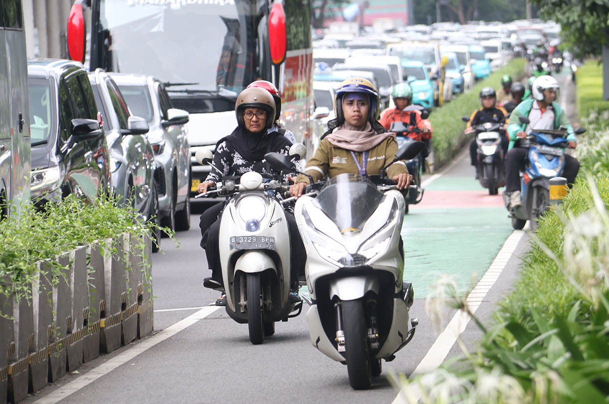 Kendaraan terjebak kemacetan di Jalan Jenderal Sudirman, Jakarta, Selasa (12/11/2025). (Beritanasional.com/Oke Atmaja)