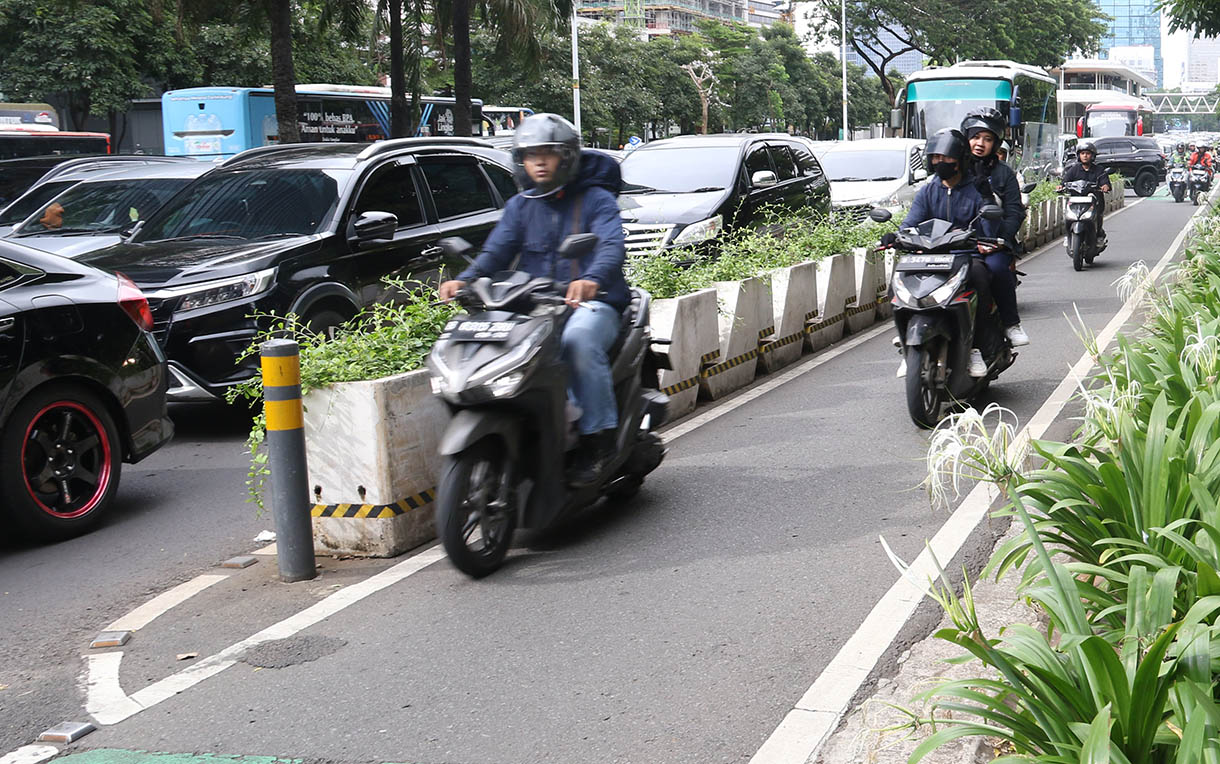 Kendaraan terjebak kemacetan di Jalan Jenderal Sudirman, Jakarta, Selasa (12/11/2025). (Beritanasional.com/Oke Atmaja)