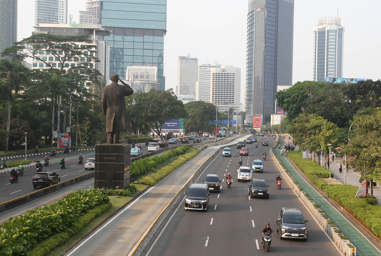 Sejumlah kendaraan melintas di Jalan Sudirman, Jakarta, Rabu (16/10/2024). (BeritaNasional.com/Oke Atmaja)