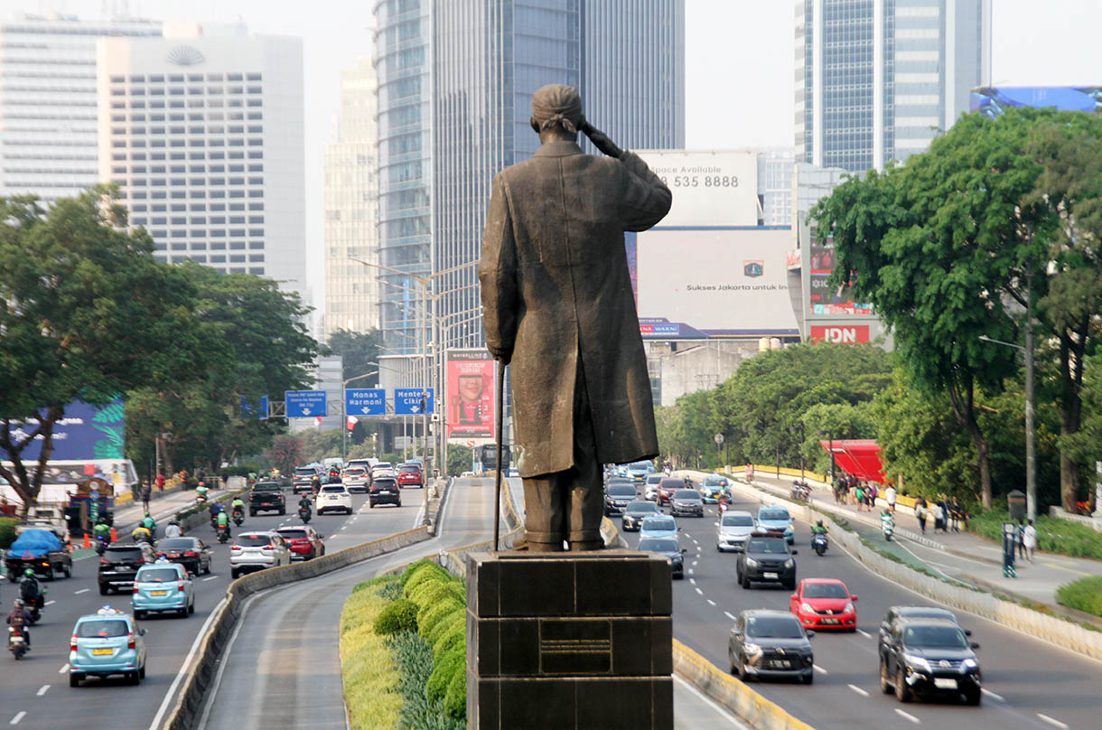 Sejumlah kendaraan melintas di Jalan Sudirman, Jakarta, Rabu (16/10/2024). (BeritaNasional.com/Oke Atmaja)