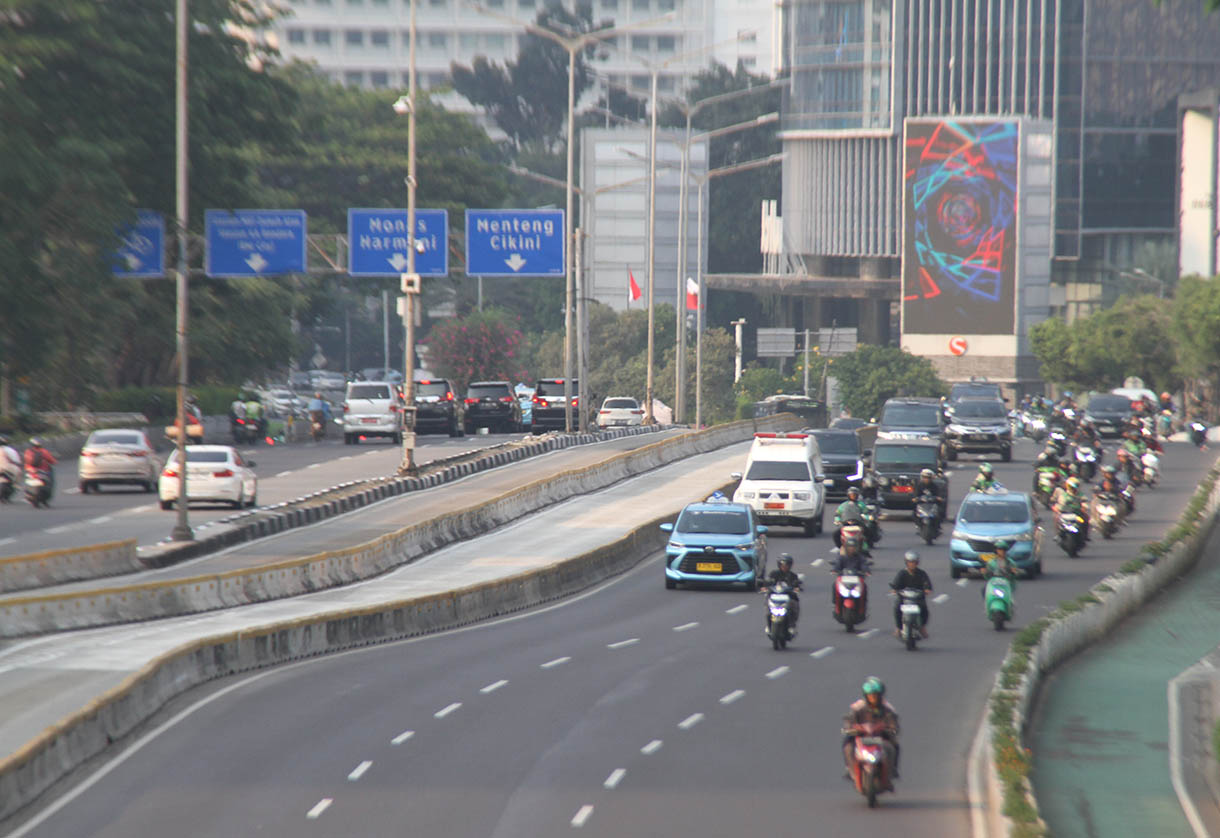 Sejumlah kendaraan melintas di Jalan Sudirman, Jakarta, Rabu (16/10/2024). (BeritaNasional.com/Oke Atmaja)