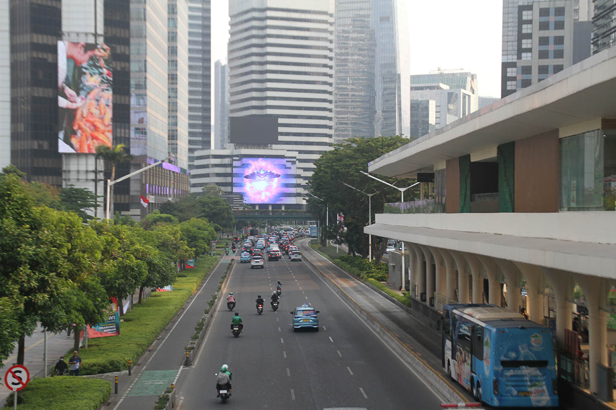 Sejumlah kendaraan melintas di Jalan Sudirman, Jakarta, Rabu (16/10/2024). (BeritaNasional.com/Oke Atmaja)