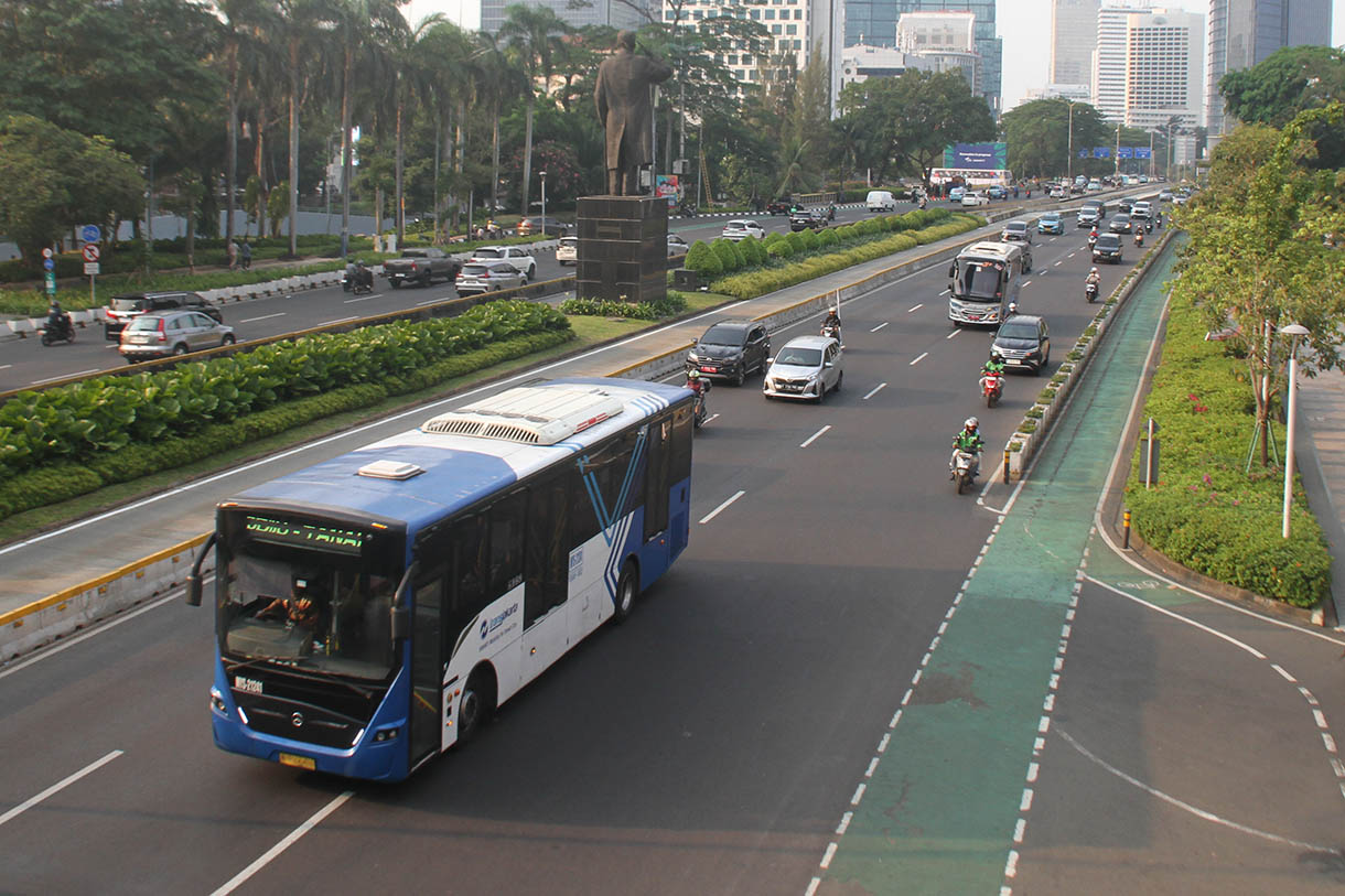 Sejumlah kendaraan melintas di Jalan Sudirman, Jakarta, Rabu (16/10/2024). (BeritaNasional.com/Oke Atmaja)