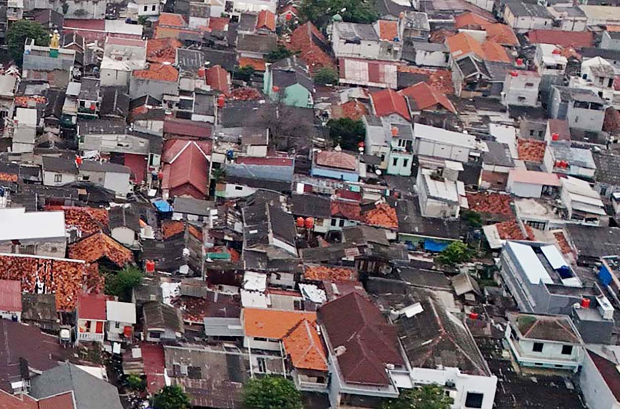 Foto udara permukiman padat penduduk Jakarta, Kamis (9/4/2026). (Beritanasional.com/Oke Atmaja)