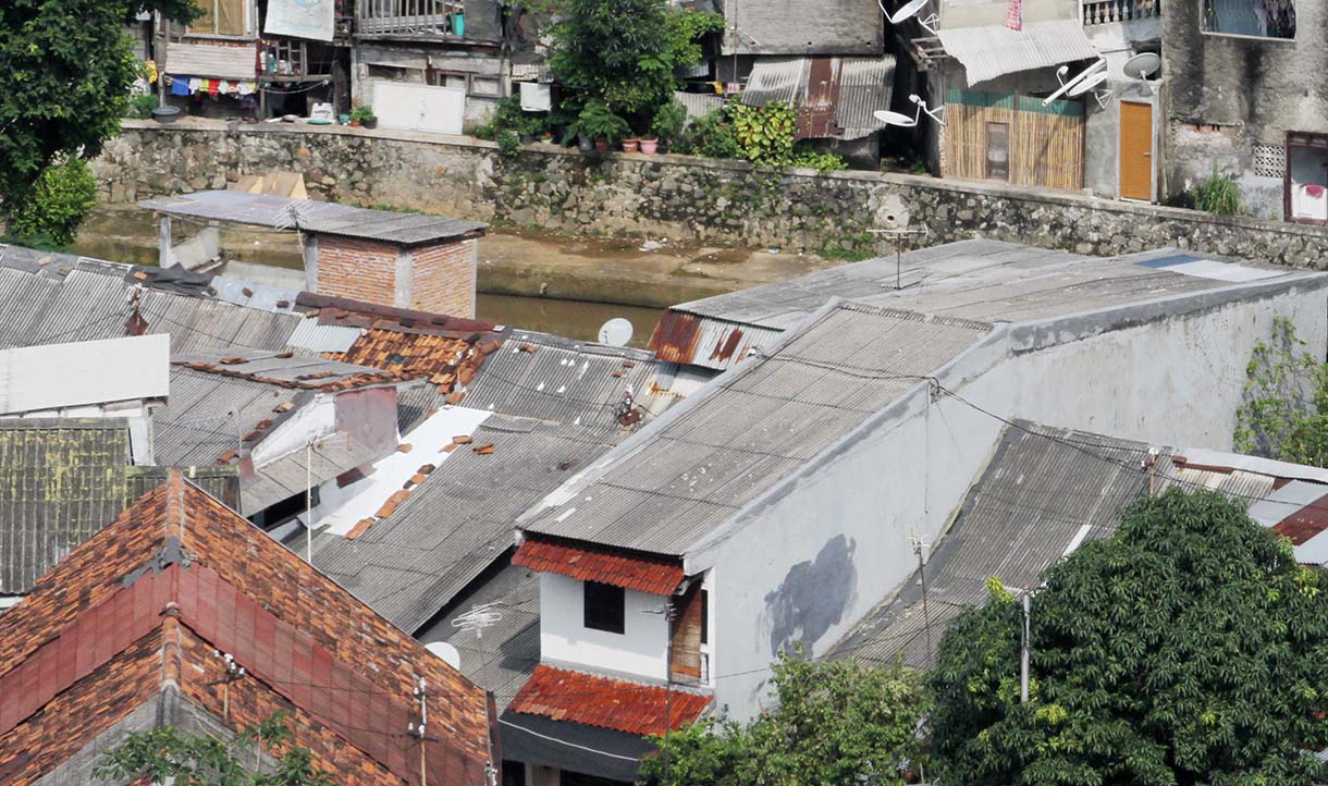 Foto udara permukiman padat penduduk Jakarta, Kamis (9/4/2026). (Beritanasional.com/Oke Atmaja)