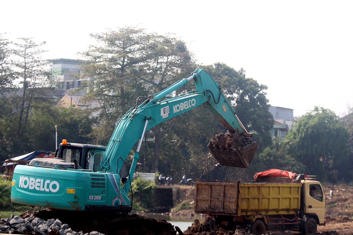 Pekerja mengoperasikan ekskavator untuk mengeruk Waduk Dukuh di Kramat Jati, Jakarta, Senin (23/9/2024). (BeritaNasional.com/ho/ Oke Atmaja)