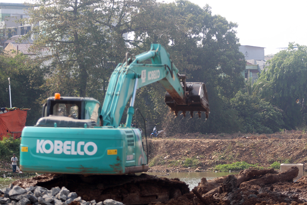 Pekerja mengoperasikan ekskavator untuk mengeruk Waduk Dukuh di Kramat Jati, Jakarta, Senin (23/9/2024). (BeritaNasional.com/ho/ Oke Atmaja)