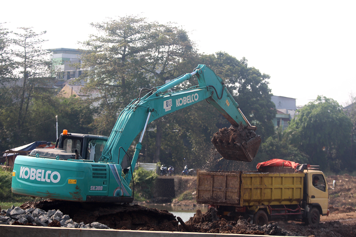 Pekerja mengoperasikan ekskavator untuk mengeruk Waduk Dukuh di Kramat Jati, Jakarta, Senin (23/9/2024). (BeritaNasional.com/ho/ Oke Atmaja)