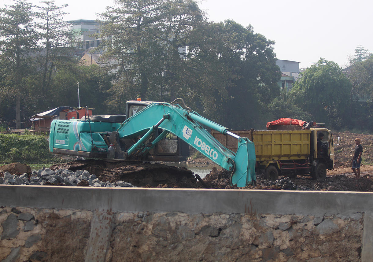 Pekerja mengoperasikan ekskavator untuk mengeruk Waduk Dukuh di Kramat Jati, Jakarta, Senin (23/9/2024). (BeritaNasional.com/ho/ Oke Atmaja)