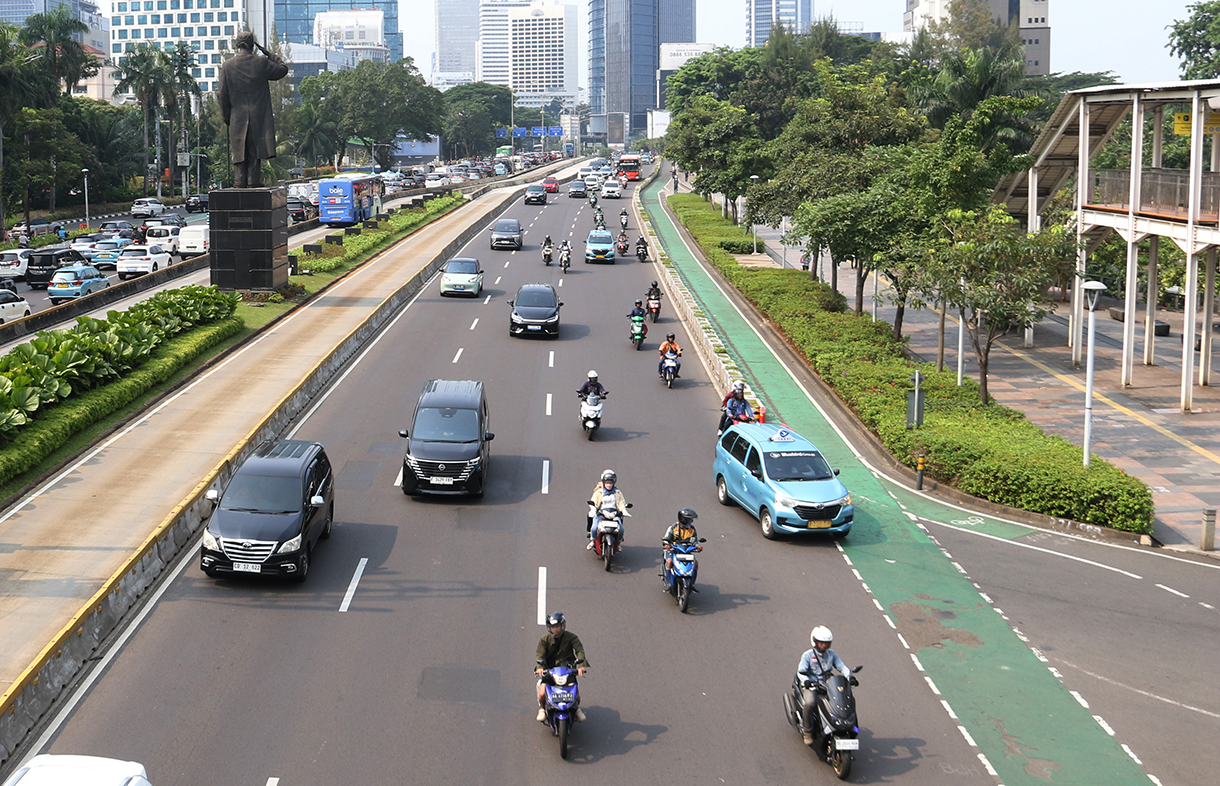 Sejumlah kendaraan bermotor melintas di Jalan Sudirman, Jakarta, Sabtu (27/12/2025). (Beritanasional.com/Oke Atmaja)