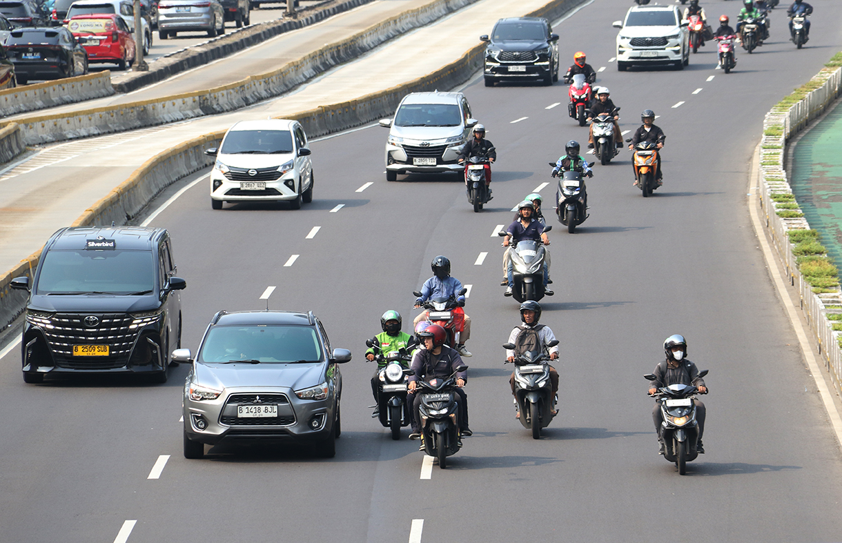 Sejumlah kendaraan bermotor melintas di Jalan Sudirman, Jakarta, Sabtu (27/12/2025). (Beritanasional.com/Oke Atmaja)